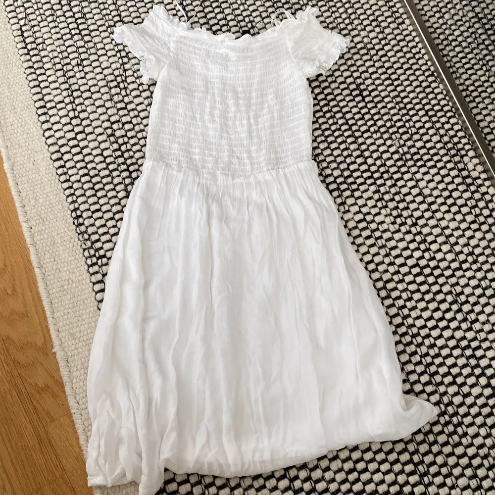 Säljer denna super söta klänning från hm storlek 34!!💗💗 så fin som både klänning och kjol Bra skick!!❤️‍🔥❤️‍🔥. Klänningar.