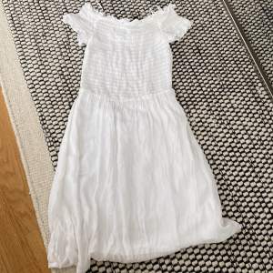 Säljer denna super söta klänning från hm storlek 34!!💗💗 så fin som både klänning och kjol Bra skick!!❤️‍🔥❤️‍🔥