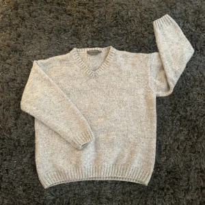 STICKAD TRÖJA - Fin grå stickad tröja! Står L på den men skulle mer säga small 🤠Kom gärna med bud om priset inte passar så löser vi något. Köparen står för frakten! 🚚