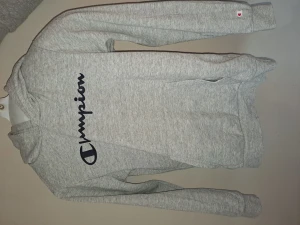 Champion hoodie  - Storlek 150-155. Något nopprig och ganska liten i storleken.