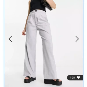 Grå byxa med vida ben - Stradivarius, helt oanvänd, jättefina men fel storlek och jag var för långsam att returnera, säljer därför