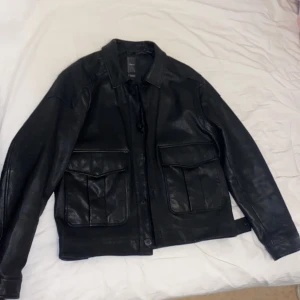 Thriftad skinnjacka - Säljer denna as fina skinnjacka. Köpt second hand. Inga tydliga defekter! Passar lika bra för kille som tjej!😀 cropped boxy fit