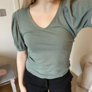 Topp med puffärm  - Topp med puffärm från Vero Moda 💚