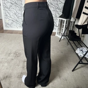 Kostymbyxor  - Kostymbyxor från madlady som är lite stora för mig :( storlek S normal längd, jag är 163cm och dem är lite långa men bra längd till skor! 