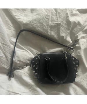 Väska från zara med nitar - Köpt på plick men tröttnat på den! Fint skick