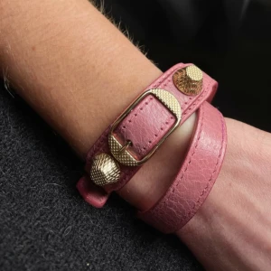 Balenciaga armband - Säljer mitt fina balenciaga armband då jag inte får användning för det längre tyvärr, köpt på vestiere collective! 