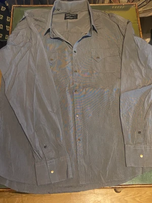 Selected Homme XL skjorta.  - Fin och använd en eller två gånger. Knäpp knappar. Ostruken på bilderna. (Japp, hatar stryka) Mindre XL. Kan skickas. Eller mötas upp i Helsingborg. Väl mött. 