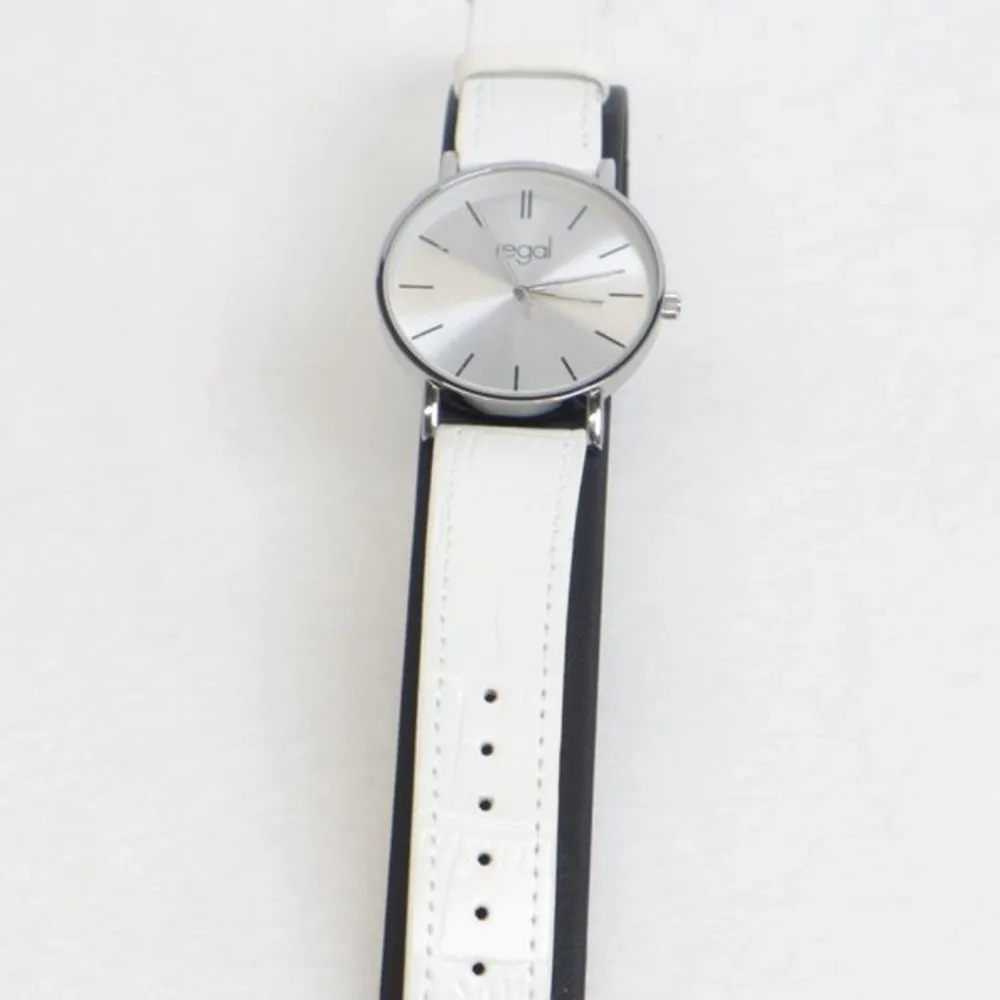Säljer denna klockan i vitt fejkläder och silver❤️ såå fin och bara använd en gång, köpt för 300kr. Accessoarer.