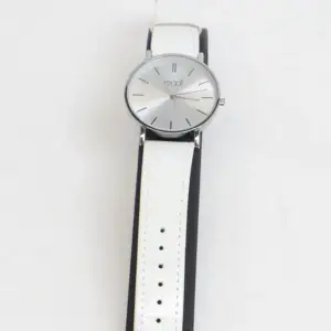 Säljer denna klockan i vitt fejkläder och silver❤️ såå fin och bara använd en gång, köpt för 300kr