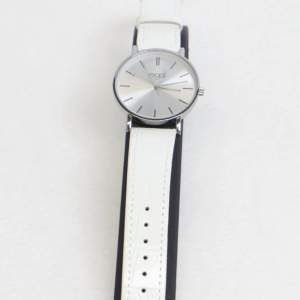 Säljer denna klockan i vitt fejkläder och silver❤️ såå fin och bara använd en gång, köpt för 300kr