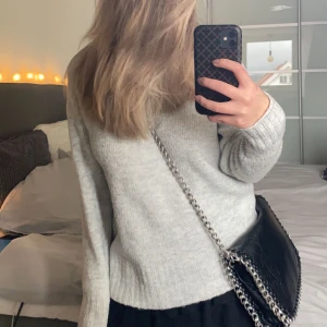 Stickad tröja - Säljer denna jättefina grå stickade tröja, använd ca 3 gånger🥰🥰