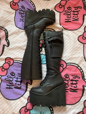 Höga boots - Stl 38, endast testade på och ej ”använda”, har kvar originallådan! 🎀 Kontakta vid intresse och ifall du bestämmer dig för att köpa tryck på köp nu då det blir enklare! 