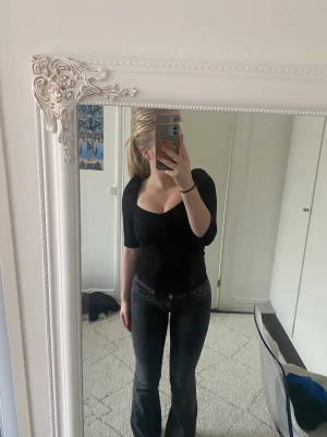 Svart puffärmad T-shirt  - Fin puffärmad tröja använd 1-2 gånger i perfekt skick. Säljer pga av att den är lite för liten för mig