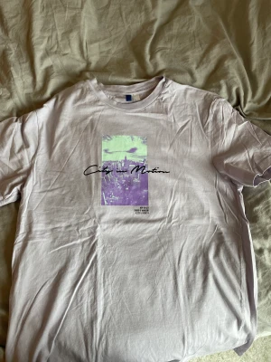 Oversize t-shirt - Lila tröja med tryck. Passar perfekt till sommaren och är oversized 