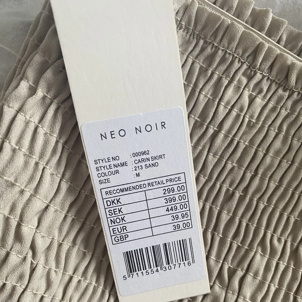 En jätte skön och söt kjol från Neo Noir med prislappen kvar, säljer för att det inte riktigt är min stil🥰. Kjolar.