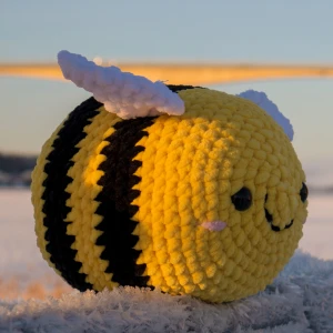 Handgjort bi - handgjorda gosedjurs bin som jag har virkat. Jag har två st i lager och köparen står för frakt. 