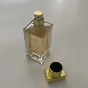 Denna parfym har bara använts en gång. Den luktar jätte gott jag använder nästan aldrig parfym så det är setförlust jag säljer den💕skriv för mer info och pris kan diskuteras!!!