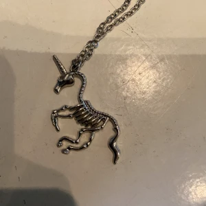 Enhörnings halsband - Ett skit snyggt enhörnings halsband Skriv till mig vid intresse eller för fler bilder ❤️ Endast swish