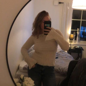 Fest topp - Jätte fin tröja, går att ha utan BH men det är på gränsen. Säljer då den inte kommer till anvädning. Frakt tillkommer.