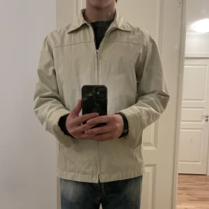 Overshirt - Säljer denna vårjacka från Filippa K! Perfekt inför våren. 