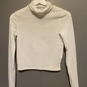 Säljer denna långarmade tröjan från h&m med krage, den är i storlek S inte myvket använd säljer den för 50kr 