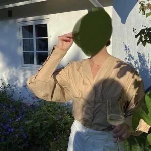 Blus från SecondFemale - Jättejättefin blus från SecondFemale. Den har hängt i garderoben i 2 år och förtjänar ett nytt hem💓🫶🏻 Vid intresse kan jag skicka fler bilder! Ärmarna är helt otroliga! Väldigt fin!