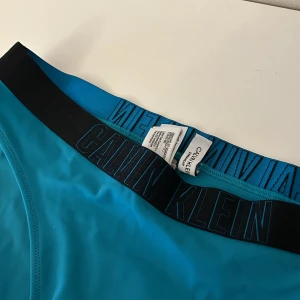 Calvin Klein bikini trosa - Oanvänd bikini underdel från Calvin Klein i storlek M💞Blågrön färg! Nypris 700kr. Gör att ha ihop med svart topp😊