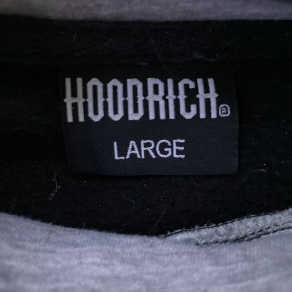 Hoodrich hoodie använd, dragkedjan är sönder men annars är den i okej skick. . Hoodies.