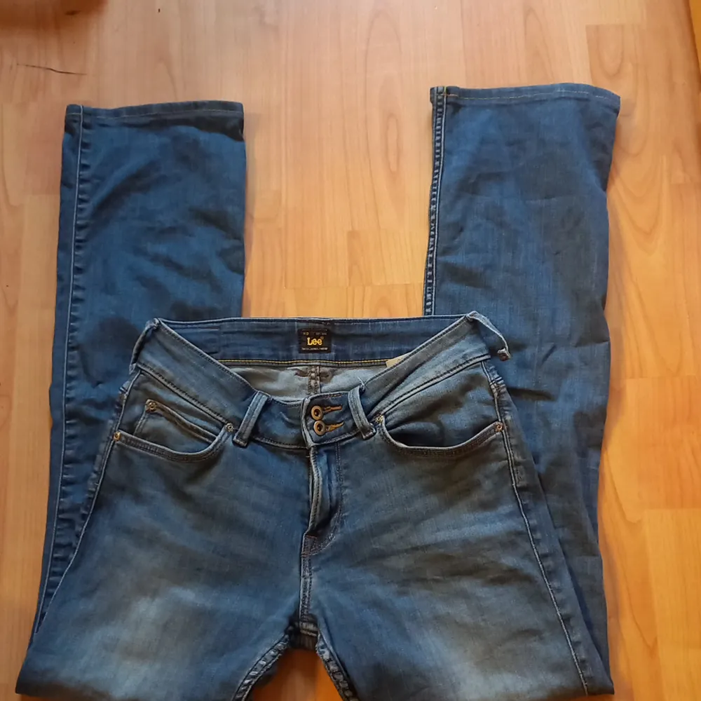 Lågmidjande och stretchiga jeans med bootcut på slutet. Har kommit till användning men har vuxit ut dem, w27 och L31. Jag är ungefär 168 och de är för korta för mig. Köparen står för frakten.. Jeans & Byxor.