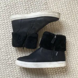 Svarta skor i bra skick och är waterproof⭐️💙fråga efter flera bilder 