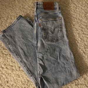 Levis Ribcage straight jeans storlek w23 - Levis jeans i ljusblå tvätt  Modell: Ribcage straight ankel   Storlek: W23 L27  Skick: Använda men i fint skick, hela och rena. Inget att anmärka på  Nypris 1295kr, (köpt på Levis store i Umeå)