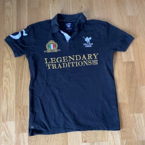 Vinson Polo Club Piké  - Vinson Polo Club Piké  Storlek: S, näst intill som en M