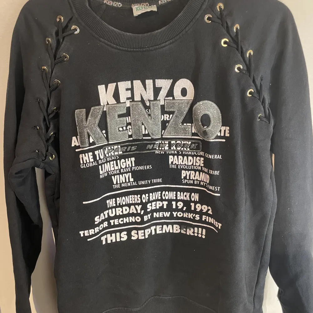 Säljer denna kenzo tröja i stl s, den är väll använd och säljer då jag inte använder den längre och bara ligger i garderoben. Nypris är runt 1000kr.. Hoodies.