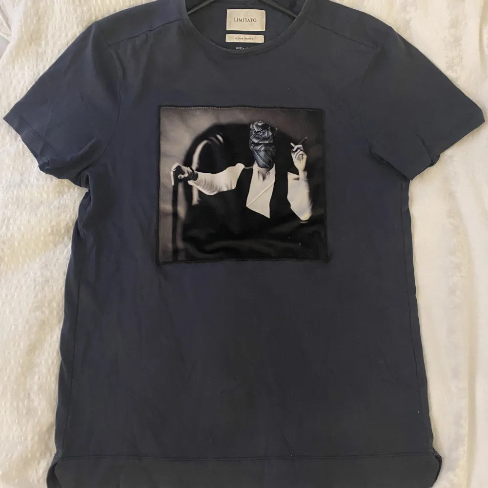 Clean Limitato t shirt ”george charriez”  Cond 7/10 Kvitto finns Skriv dm för andra frågor . T-shirts.