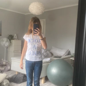 Zadig tröja - Säljer denna jättefina Zadig tröjan! Jag fick den i slutet av 2021, då den är ganska använd men är som nyskick!Fråga om du har frågor!❤️❤️