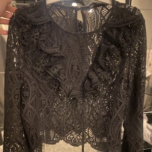 Zara blus - Säljer nu denna skit snygga blus ifrån zara!💘 helt slutsåld på hemsidan. Använd Max 2 gånger.
