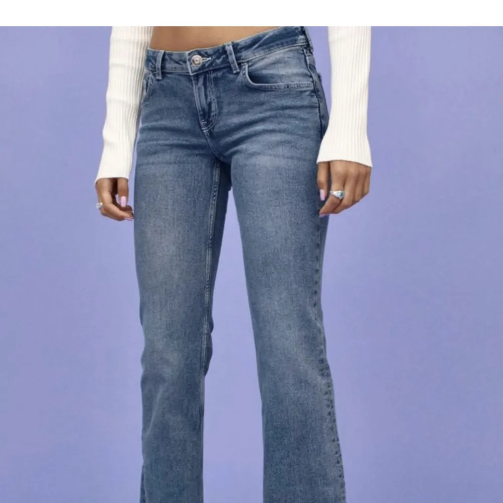 Säljer dessa h&m jeans i strl 38, men passar även mig som har 34&36 superbra🤍använda ca 2 gånger och i superskick! De är lågmidjade & bootcut🥰. Jeans & Byxor.