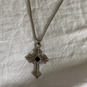 Kors halsband - Skit coolt kors halsband som tyvärr inte kommer till användning!!❤️