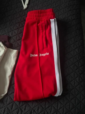 Palm angels byxor - Röda Palm angels byxor i strl M som är i väldigt bra skick 