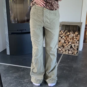 Gröna cargopants  - Supersnygga gröna cargopants från Kappahl i väldigt bra secondhand skick utan defekter, tyvärr för stora, har knutit ihop midjan med en hårsnodd på bilderna 💕 midjemått 40 cm rakt över och innerbenslängd 82 cm 💗 lite mörkare färg irl, dragsko längst ner  