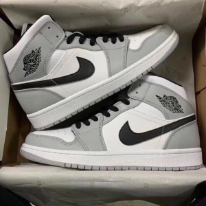 Jordan 1 mid light smoke grey - Oanvända Boxen medföljer