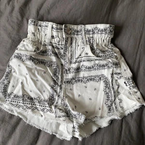 Mönstrade shorts - Sköna shorts som passar perfekt på sommaren eller våren. Det är mjukt tyg och high waisted🌸💕 har använts någon enstaka gång. Säljs för 200kr inklusive frakt 🌷🌸💕priset kan diskuteras vid snabb affär.