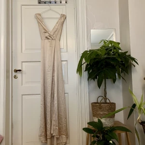 Champagnefärgad balklänning🤍 - Champagnefärgad balklänning. Köpt från Nelly, storlek 36. Använd en gång. Finns fler bilder. Liten fläck längst ner som knappt syns. Kan mötas i Göteborg eller skicka, köparen står för frakten. 