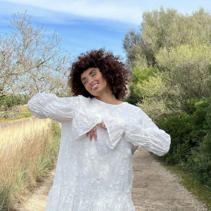 NA-KD klänning  - Säljer denna fina slutsålda klänning som passar perfekt till sommaren eller studenten. Inte använd då jag beställde två olika stolekar💗 köpt för 599kr! kom gärna med egna prisförslag💗