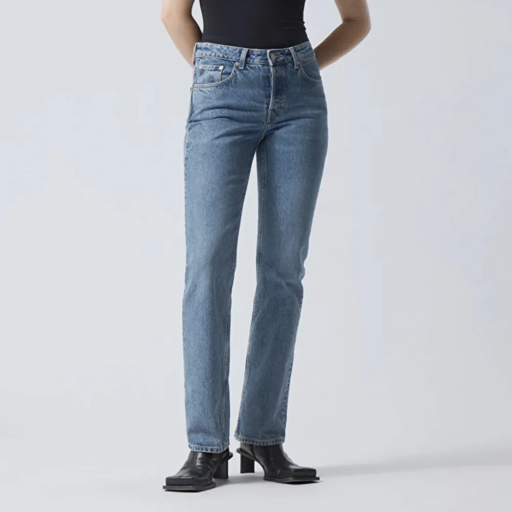 jeans från weekday i storleken 26/32. färgen heter ”harper blue”. endast använd enstaka gång men säljer då de blivit för stora. nypriset ligger på 590 kr. . Jeans & Byxor.