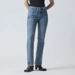 jeans från weekday i storleken 26/32. färgen heter ”harper blue”. endast använd enstaka gång men säljer då de blivit för stora. nypriset ligger på 590 kr. 