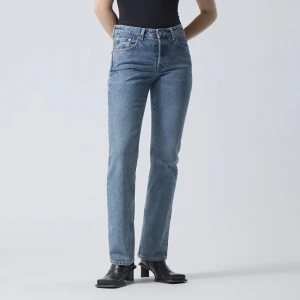 Pin mid straight jeans  - jeans från weekday i storleken 26/32. färgen heter ”harper blue”. endast använd enstaka gång men säljer då de blivit för stora. nypriset ligger på 590 kr. 