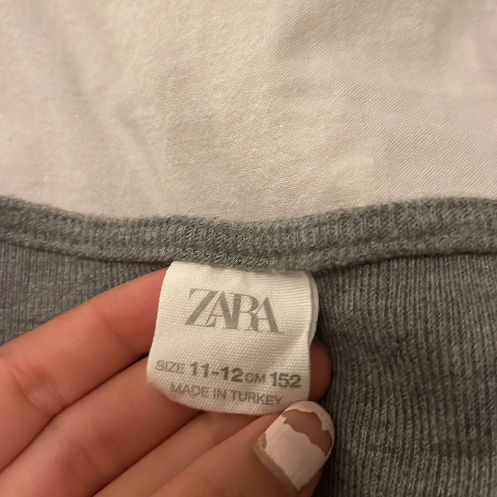En jätte fin stickad Zara tröja i storlek 11-12 152 har använt den 3-4 gånger och är i jätte bra form💓. Blusar.