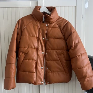 Beige/brun vinterjacka skinn 😁 - Beige/brun vinterjacka i skinnimitation 😆 Passar 34/36 lite oversized