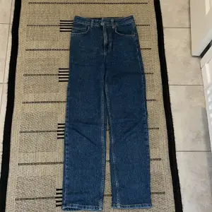 Mörkblåa bikbok jeans som är helt nya,har endast använt en gång, stl 25, nypris 599 mitt pris 200